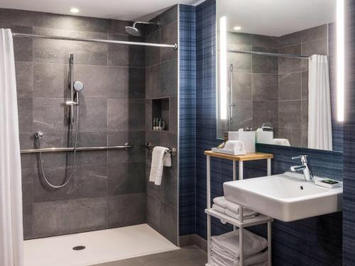Superior Queen Room with Two Queen Beds and Roll-In Shower - City and Park View/Mobility Accessible